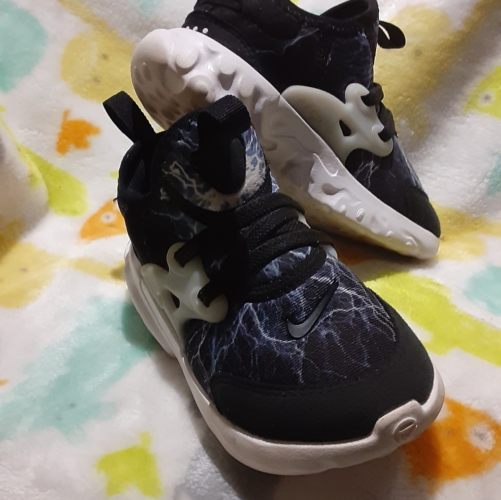 Nike - Picture 4 of 5